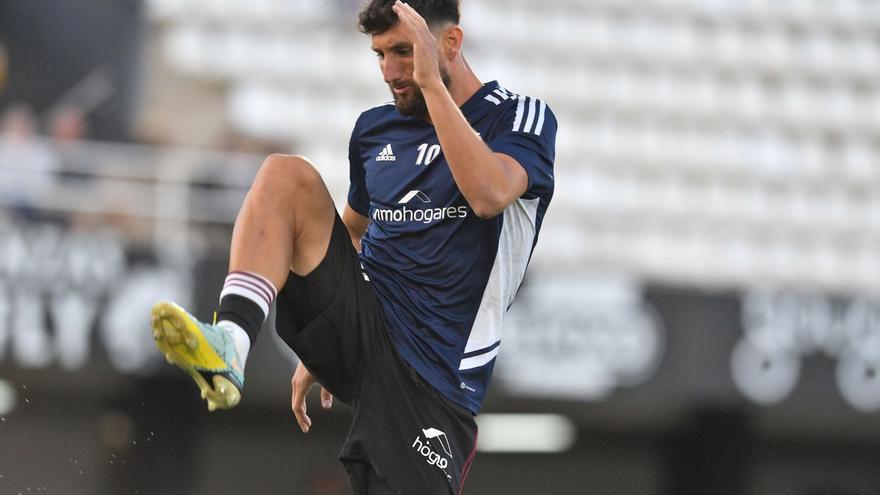 Borja Valle durante un calentamiento del conjunto albinegro en el Cartagonova. | PRENSA FC CARTAGENA