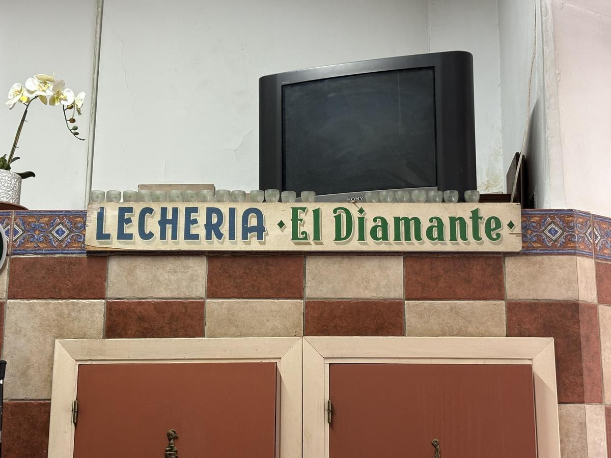 Cartel de la Lechería El Diamante en el bar.