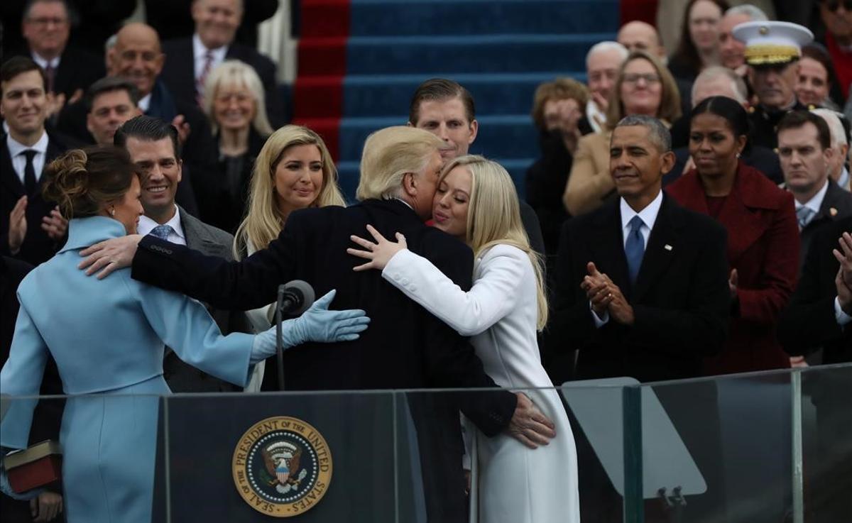 Trump abraza a su familia tras ser investido presidente, ante la mirada de Barack y Michelle Obaja, el 20 de enero del 2017.