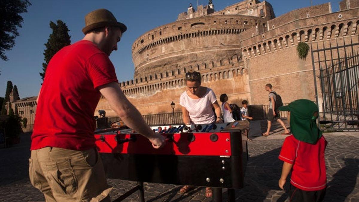 Familia jugando al futbolín en el Castel Sant'Angelo.