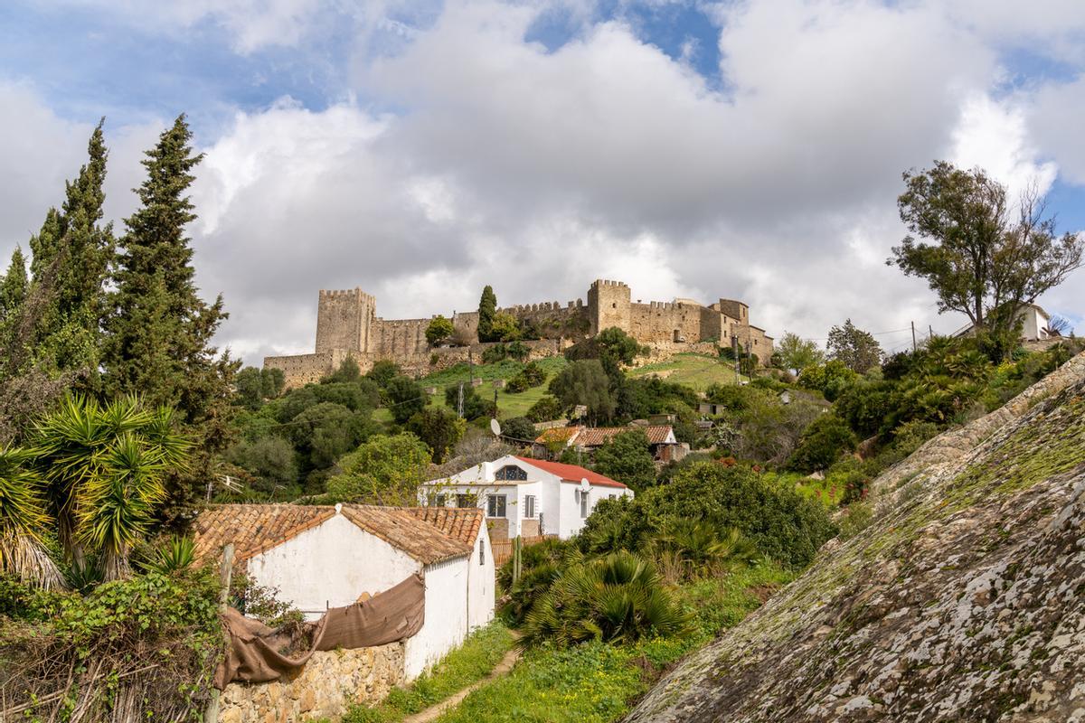 Vista del castillo de Castellar de la Frontera y casas de pueblo en primer plano.