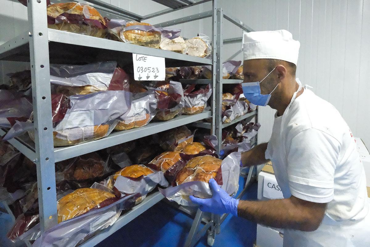Domingo Barrera, uno de los empleados de la empresa, guarda las piezas empaquetadas y listas para entregar.
