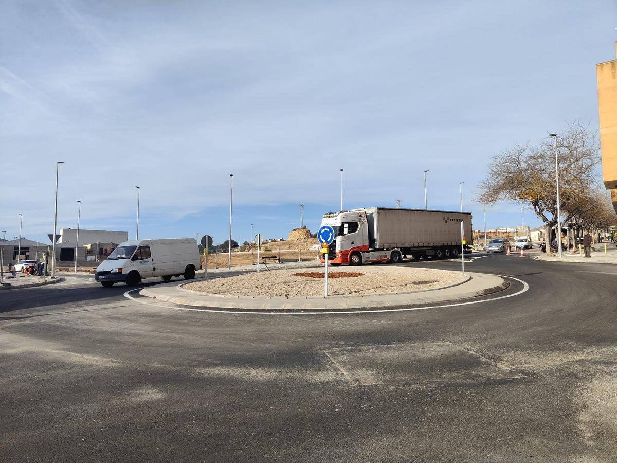 La rotonda que dará acceso a la futura zona comercial de l'Alcora ya está abierta al tráfico.