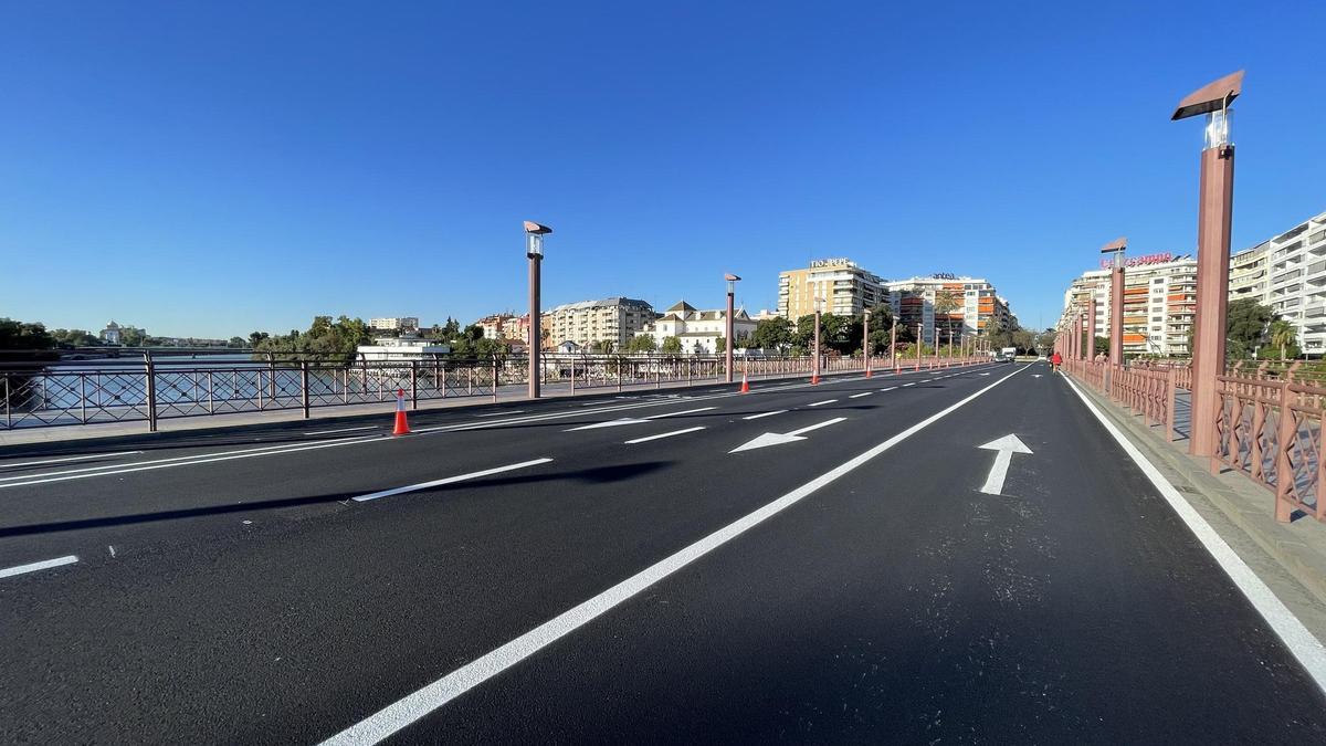 El Ayuntamiento repavimenta el puente de San Telmo