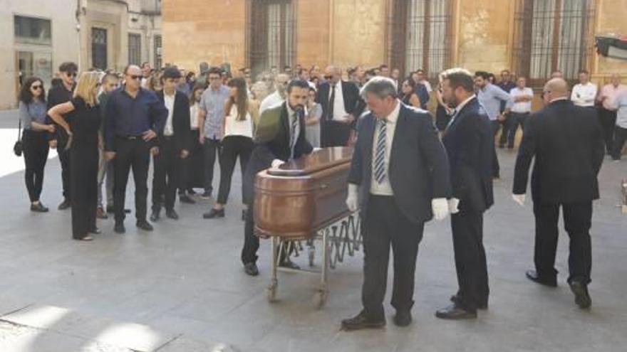 La llegada del féretro con José Bernabeu a la plaza de Santa María antes de entrar a la basílica.