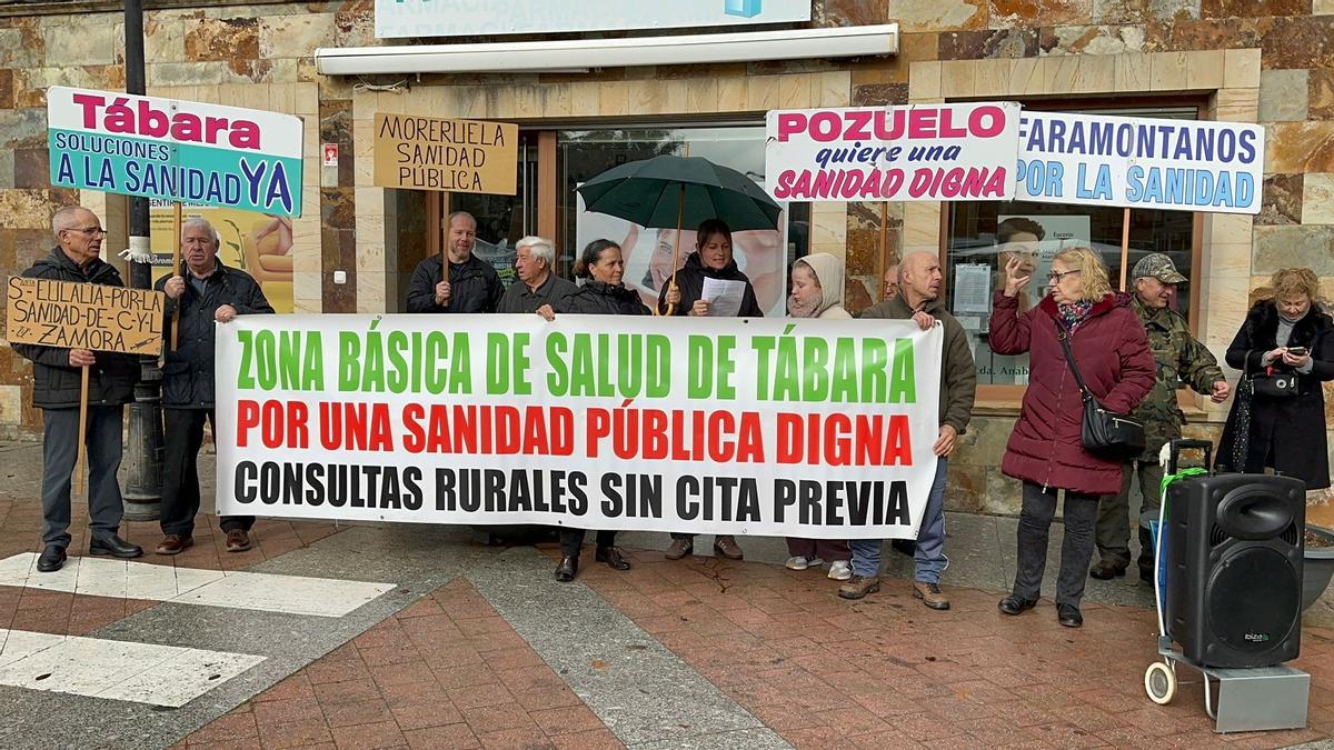 Concentración de vecinos por una mejora atención sanitaria en la Zona Básica de Salud de Tábara.