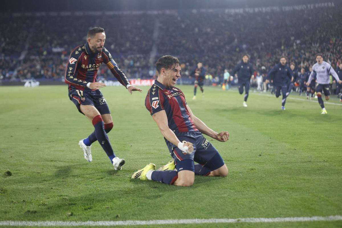 Carlos Espí celebra su tanto al Alavés