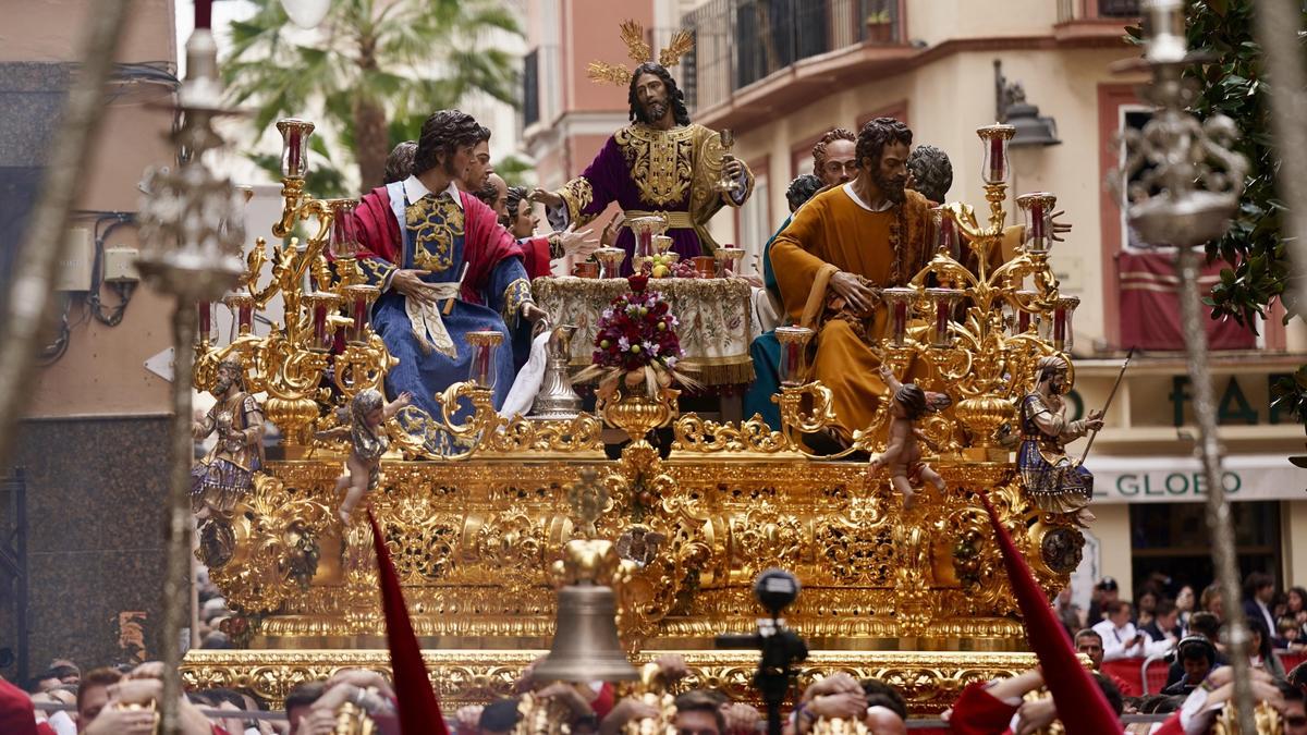 Salida procesional de la cofradía de la Sagrada Cena de Málaga, el Jueves Santo.