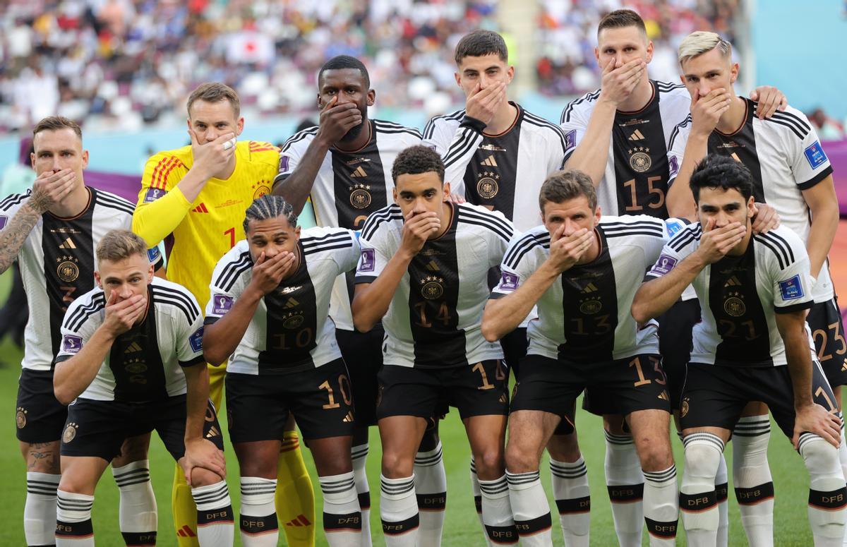 Los jugadores de la selección alemana posaron con el gesto de taparse la boca.