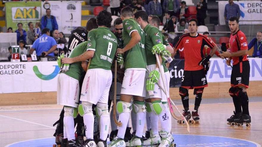 Los jugadores del Liceo, antes de empezar el partido contra el Vendrell.