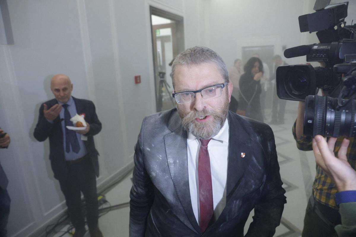 Un diputado polaco desata el caos en parlamento de Varsovia. Grzegorz Braun, legislador del partido ultraderechista polaco Confederación, provocó un escándalo en el Parlamento de Polonia al utilizar un extintor para apagar una menorá gigante que había sido iluminada en un evento para conmemorar la festividad judía de la Jánuca