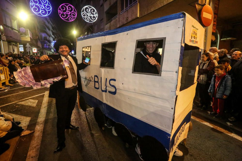 La sátira llena las calles de Benidorm en el Desfile del Humor