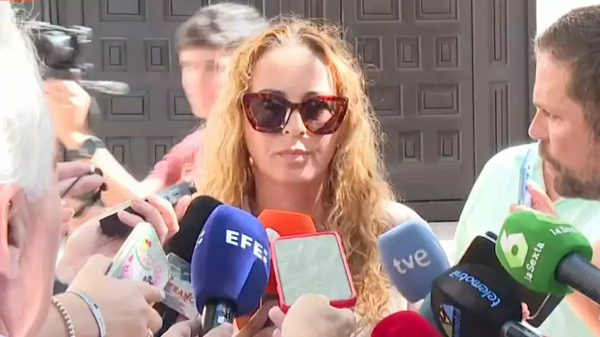Vanessa Ruiz, prima de Luis Rubiales, le defiende ante los medios de comunicación