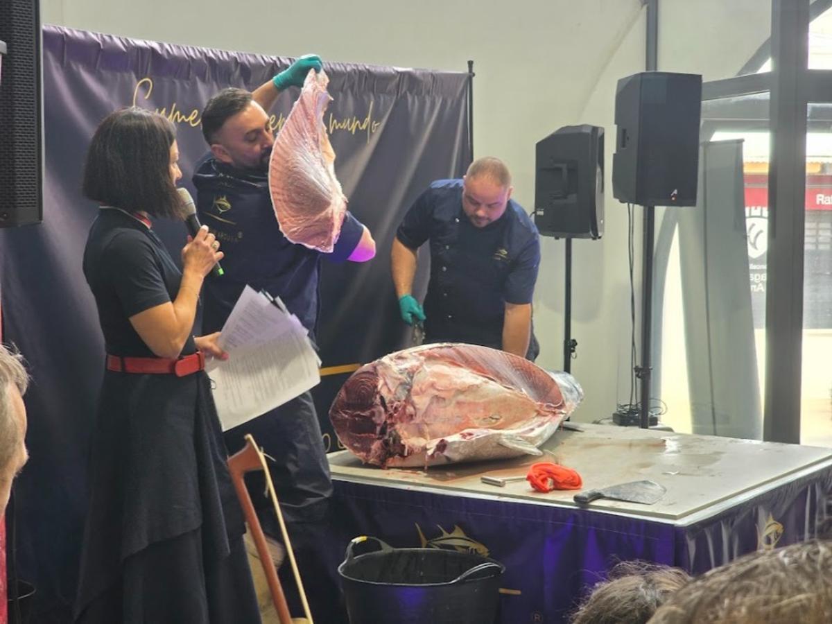 Así se disfrutó del ronqueo de un atún rojo de 200 kilos pescado en las almadrabas gaditanas, organizado por Novomar Arousa y el restaurante La Baldosa, en Vilagarcía.