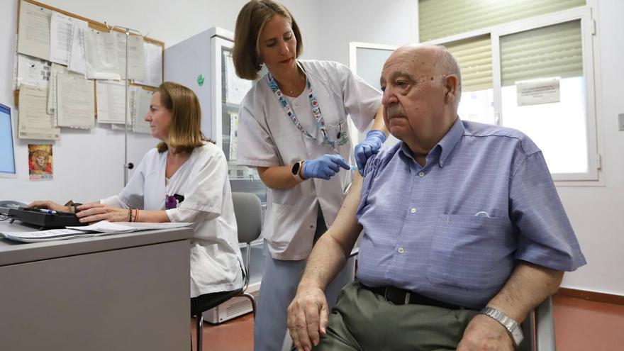 Un pinchazo en cada brazo frente a la gripe y el covid