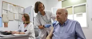 Un pinchazo en cada brazo frente a la gripe y el covid