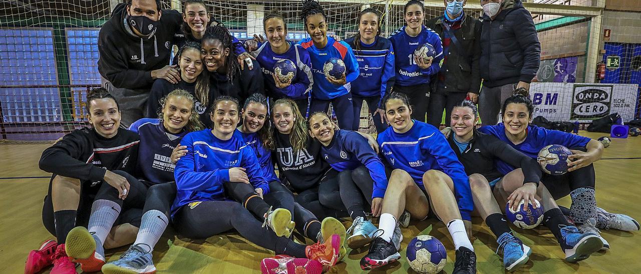 Las componentes del Club Balonmano Elche Visitelche.com y su cuerpo técnico el pasado viernes antes de comenzar su entrenamiento.