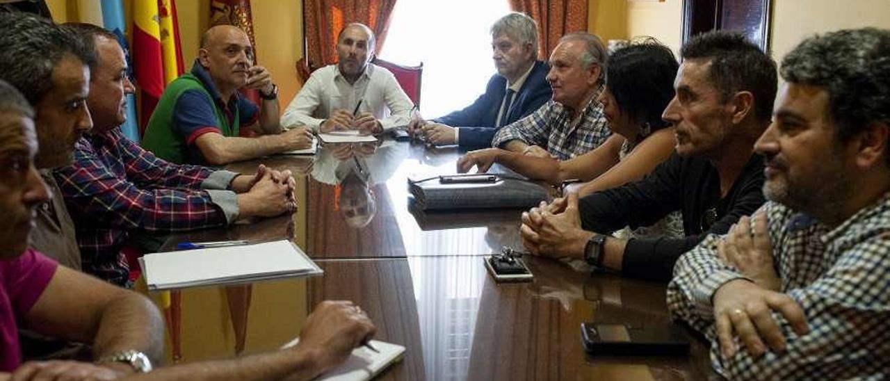 Armando Ojea, Jácome y Miguel Caride se reunieron ayer con los representantes sindicales. // Brais Lorenzo