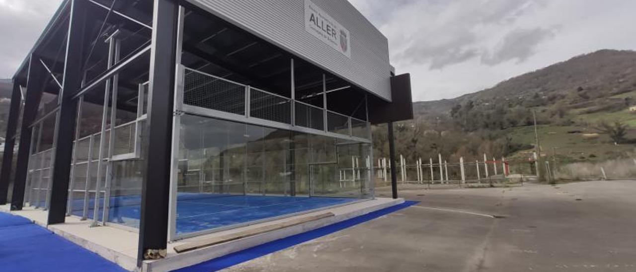 La pista de pádel, ya terminada, con la estructura de la fallida piscina a la derecha.