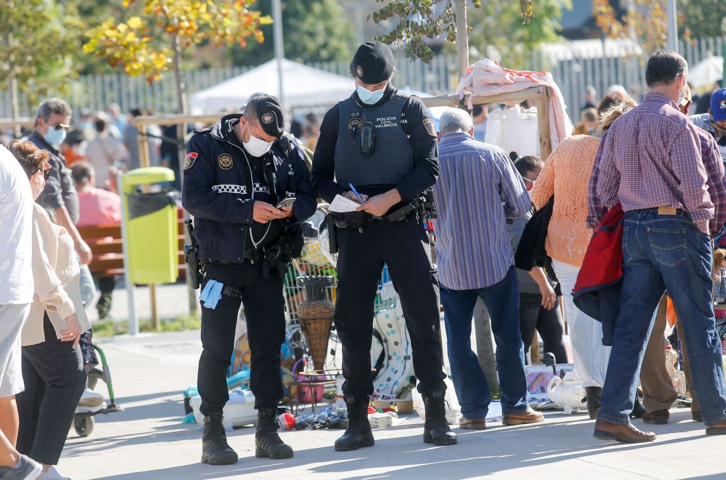 Rastro de València sin distancias de seguridad