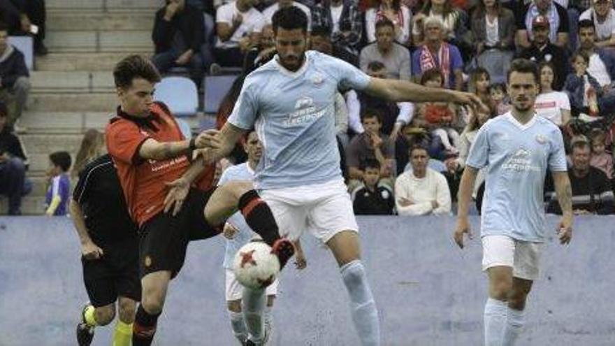 Fernando Liñán forcejea con un rival del Mallorca B durante el partido disputado ayer en Can Misses.