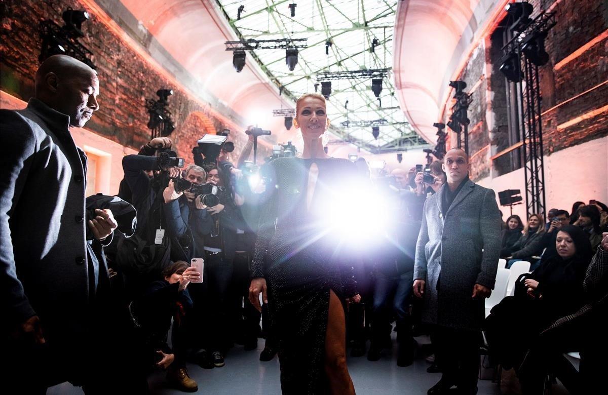 La cantante canadiense Celine Dion asiste al desfile al desfile de la colección primavera-verano 2019 del diseñador francés Alexandre Vauthier este martes de la Semana de la Moda de Alta Costura de París, en Francia.