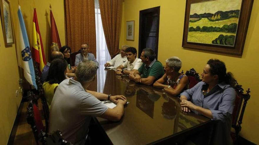 Momento de la reunión del alcalde y ediles con representantes de las ANPA de los colegios públicos. // Jesús Regal