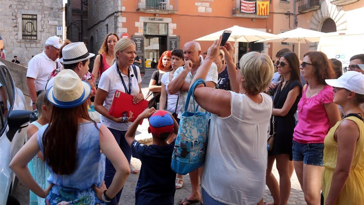 Un grupo de turistas en el centro de Girona.