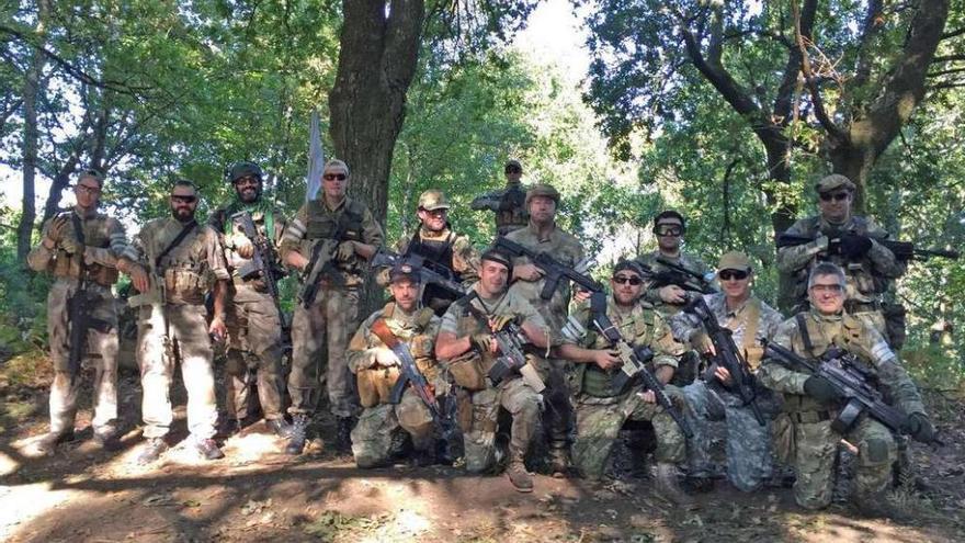 Uno de los grupos participantes en la sesión, ayer,en montes de Donsión.