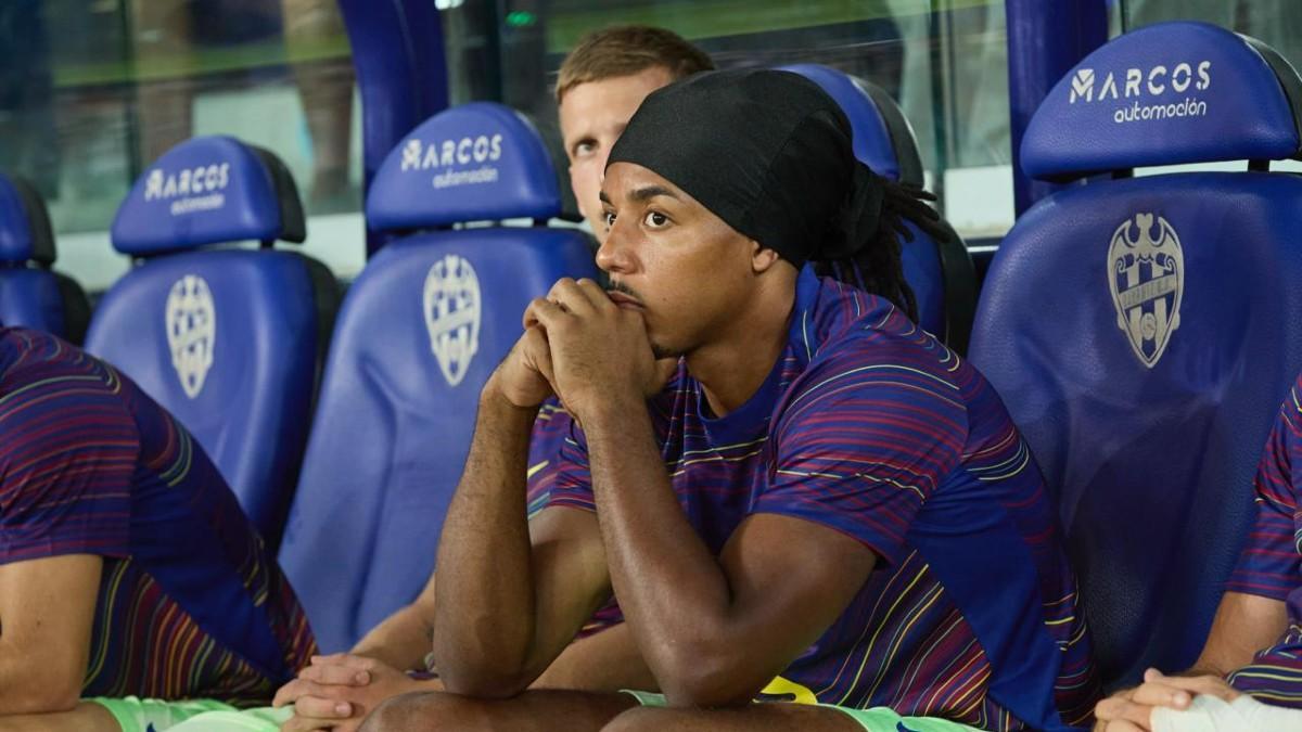 Koundé y Olmo empezaron en el banquillo