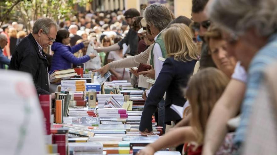 El año pasado las calles de Palma se desbordaron de ciudadanos en busca de su libro.