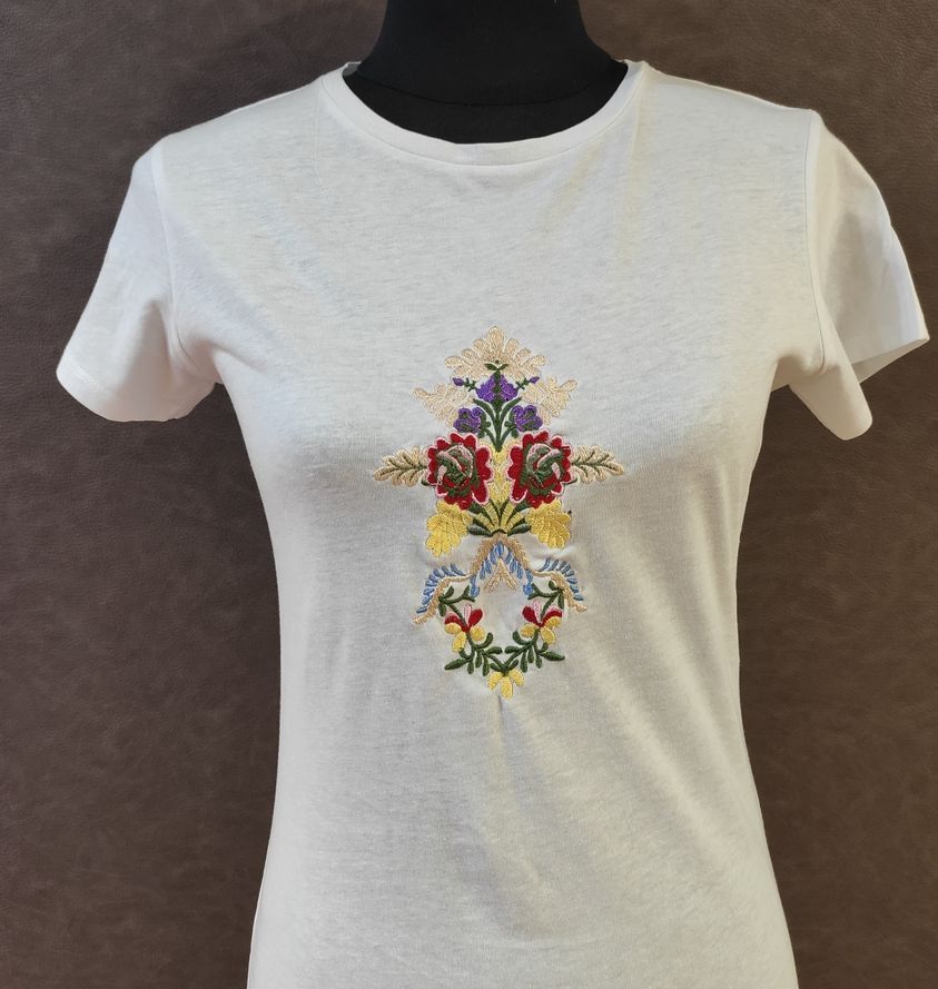 Camiseta de algodon con bordado de valenciana en el pecho, por Feror.jpg