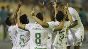 Los jugadores del Chapecoense dedican el primer gol en la Copa Libertadores a los compañeros fallecidos.