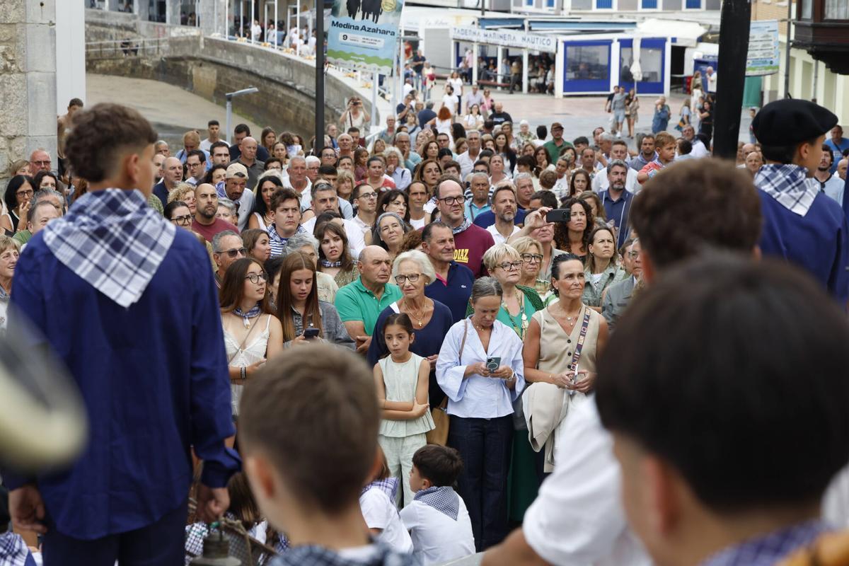 EN IMÁGENES: Pasacalles marinero por las fiestas del Carmen de Luanco.