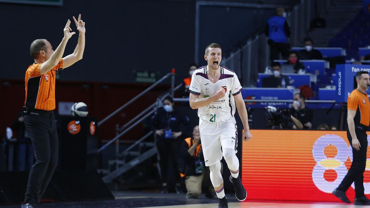 Waczynski celebrando una canasta.