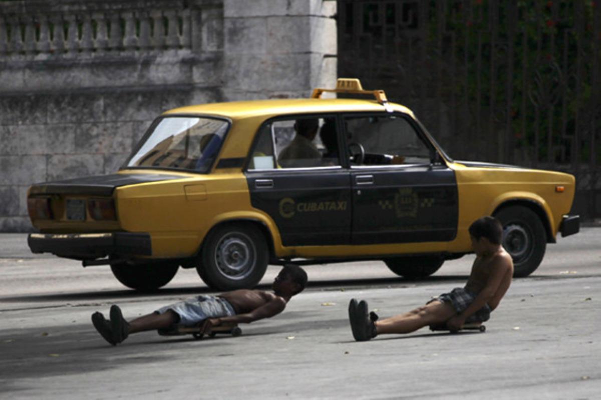 Uns nens pels carrers de l’Havana a bord dels seus ’chivi-chanas’, planxes de fusta on es fixen rodaments, molt populars entre els joves de l’illa.
