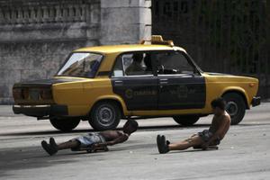 Uns nens pels carrers de l’Havana a bord dels seus ’chivi-chanas’, planxes de fusta on es fixen rodaments, molt populars entre els joves de l’illa.