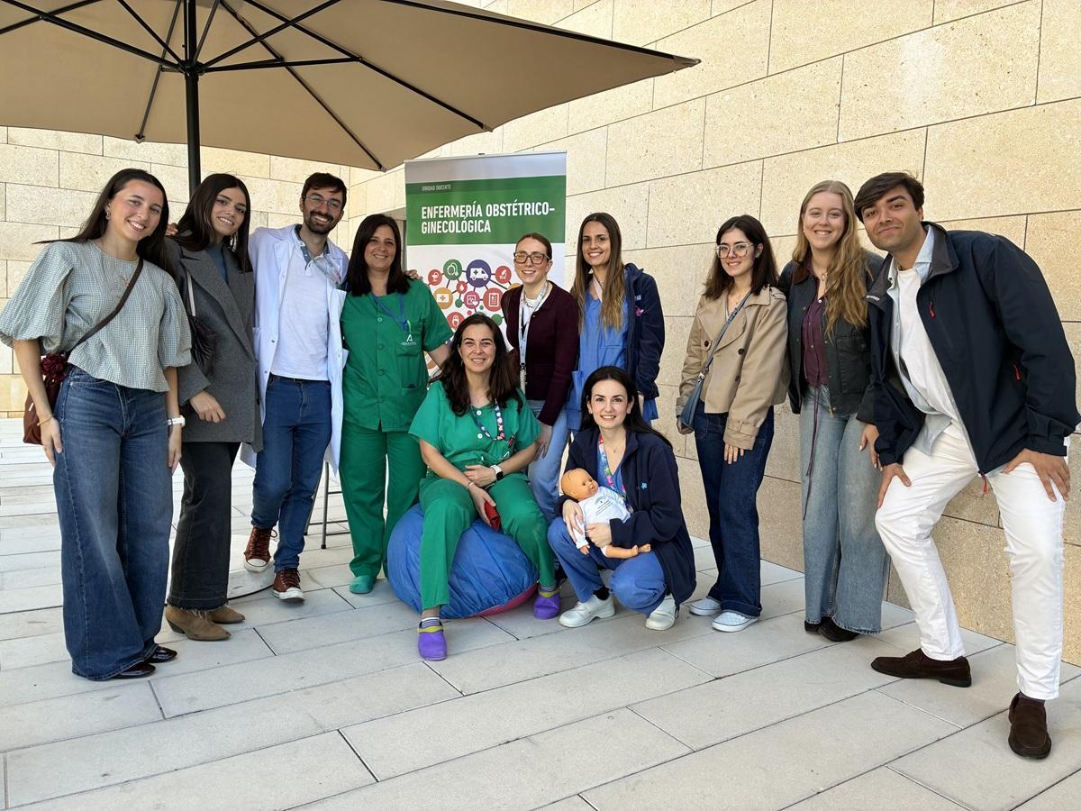 Stand de Ginecología en la jornada de puertas abiertas para futuros especialistas.