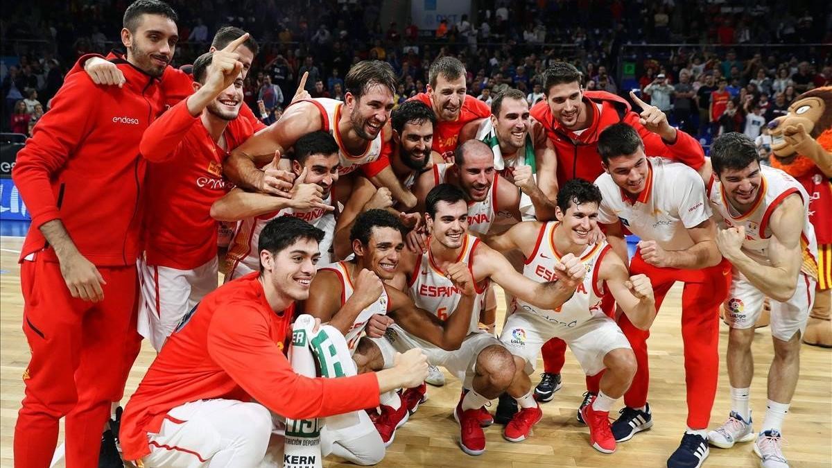 Los jugadores de la selección celebran el triunfo ante Ucrania y la clasificación