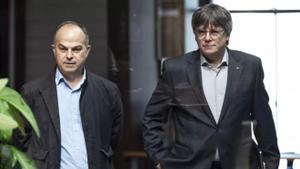 El secretario general de Junts, Jordi Turull, junto al expresident Carles Puigdemont  DAVID BORRAT EFE