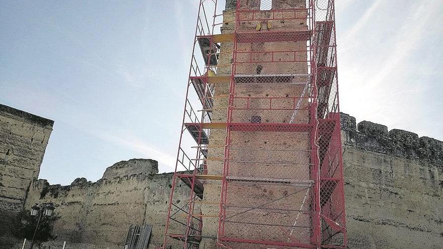 Iniciada una obra de urgencia en un torreón de la muralla de Palma del Río