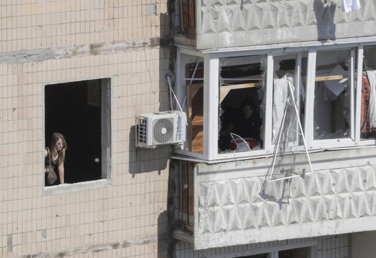 Los voluntarios entregan alimentos a los residentes locales en un área inundada, en medio del ataque de Rusia a Ucrania, en Kherson