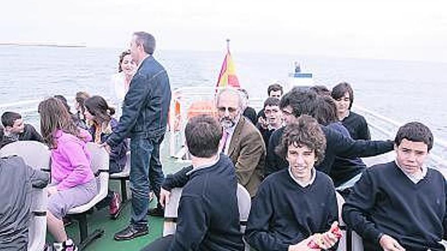 En la foto superior, alumnos del Santa Olaya y Los Robles, ayer, durante su visita a la obra de ampliación. Sobre estas líneas, por la izquierda, Miguel Vallina,  Miguel Ángel Muñiz, Marisa Morán y Ángel Gallo.