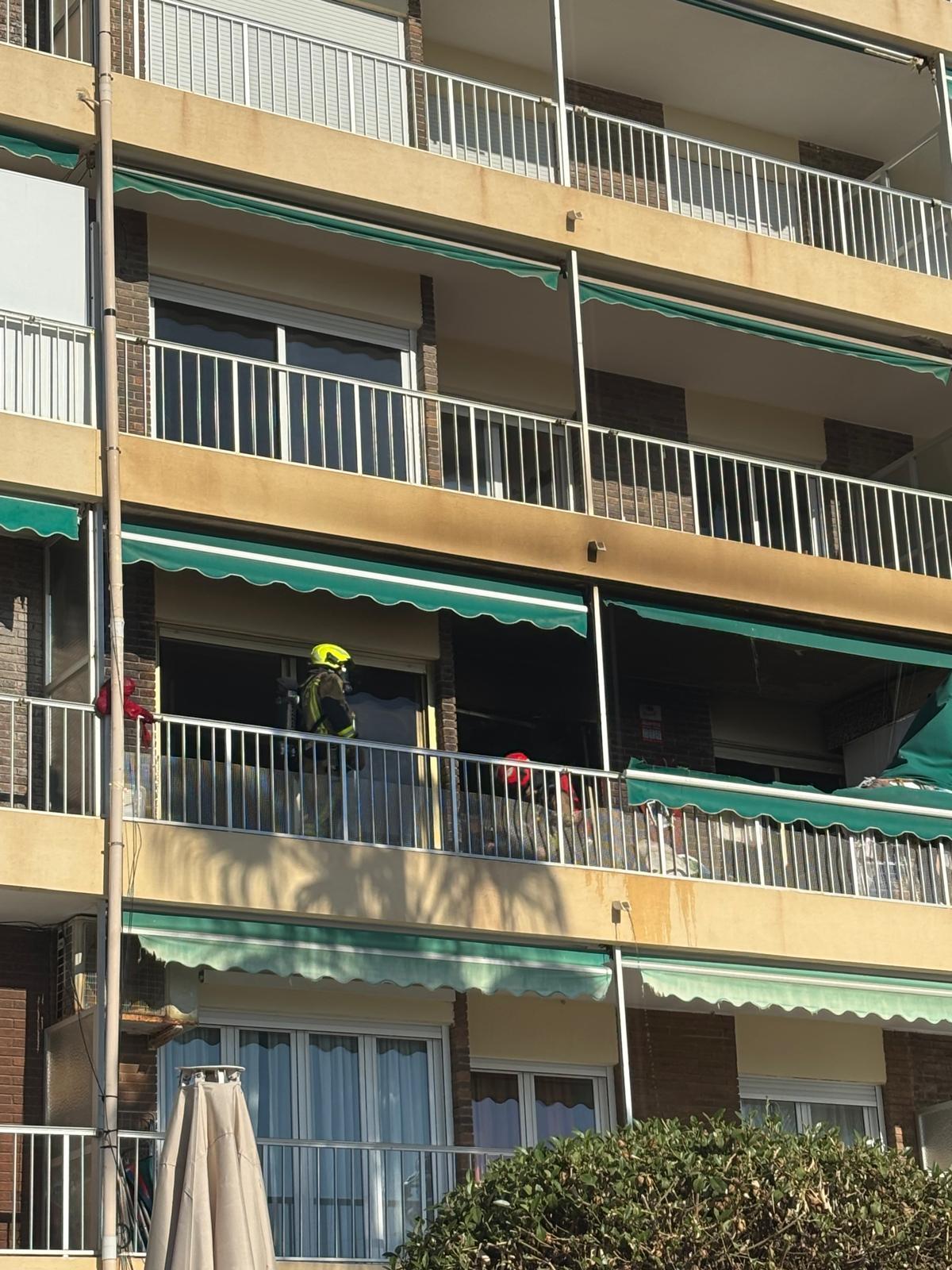 Los bomberos inspeccionan la vivienda afectada por el incendio