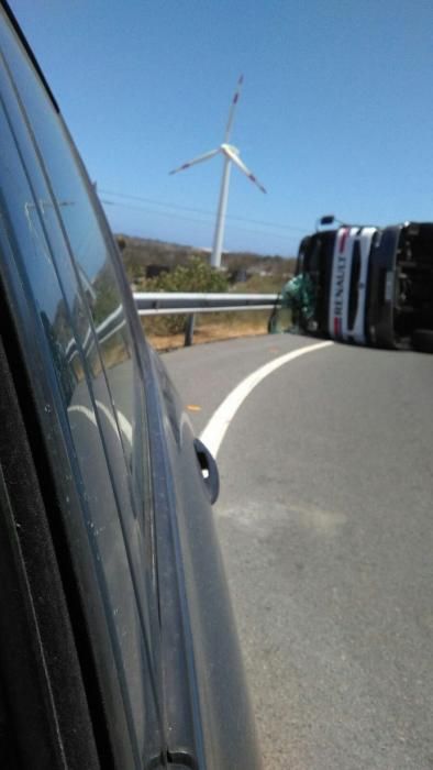 Vuelca un camión remolque en una rotonda de Gando