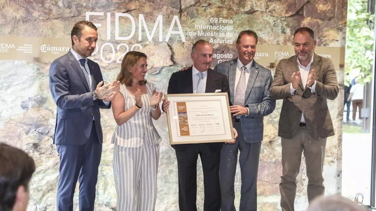 "Asturias no será mejor si no apoyamos a los empresarios", resalta Pablo Junceda al recibir el reconocimiento de las cámaras de comercio y FADE