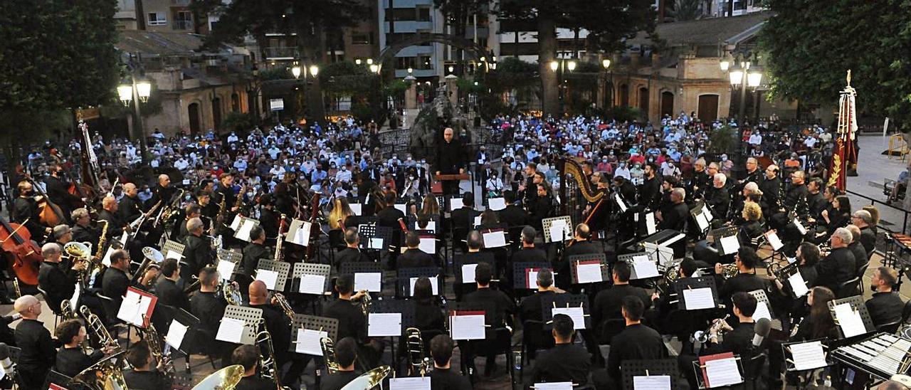 Ferrer Ferrán dirige a la Banda Sinfónica de Cullera en el 125 aniversario del Ateneo. | LEVANTE-EMV
