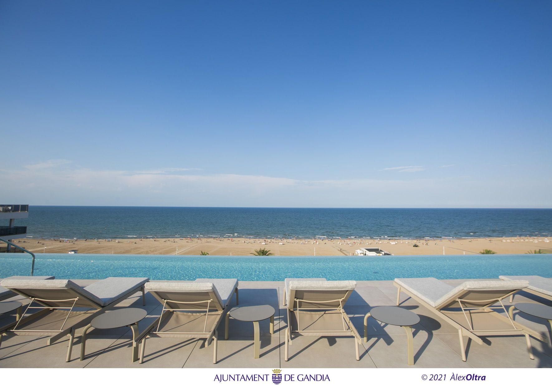 La nueva piscina 'infinity' en la azotea del hotel Bayrén de Gandia