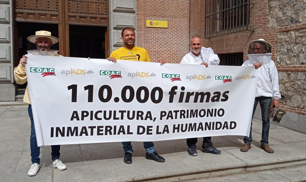 La COAG participó en la recogida de firmas