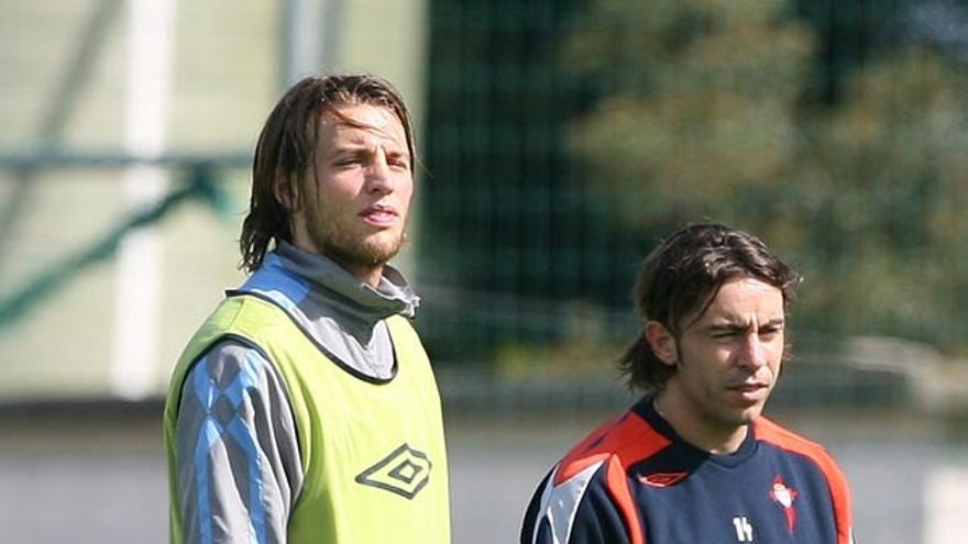 Michu y Perera, en el entrenamiento matinal de ayer en A Madroa.